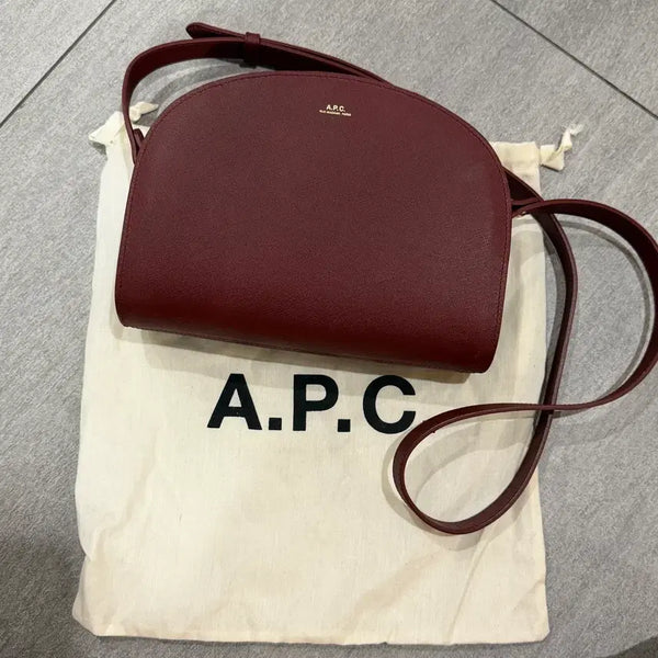 [BUNJANG] A.P.C. Saffiano Demi-Lune Half Moon Shoulder Bag / A.P.C. 아페쎄 사피아노 데미 룬 하프문 숄더백