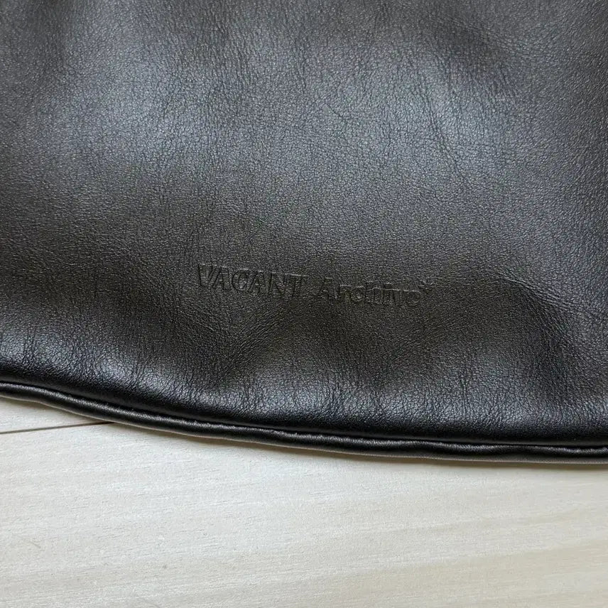 [BUNJANG] VACANT Archive Bella Wide Strap Hobo Bag Black / VACANT Archive 벨라 와이드 스트랩 호보백 블랙