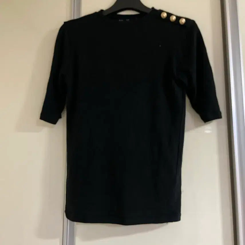 [BUNJANG] Black Button Detail T-Shirt / 블랙 단추 장식 티셔츠