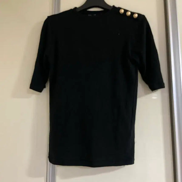 [BUNJANG] Black Button Detail T-Shirt / 블랙 단추 장식 티셔츠