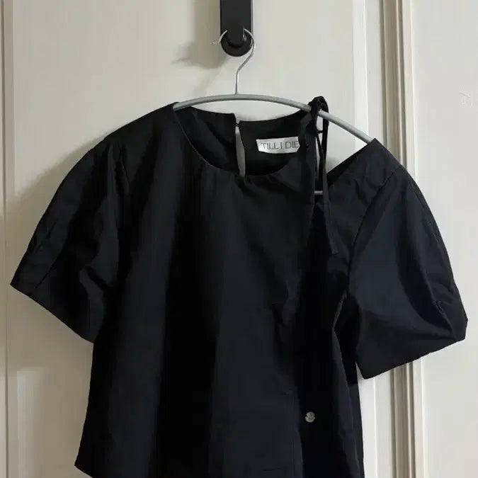 [BUNJANG] 틸아이다이 GRONNY Linen Cut-Out Blouse Black Free Size / 틸아이다이 GRONNY 그로니 린넨 컷아웃 블라우스 블랙 프리 (마지막에 착샷O)