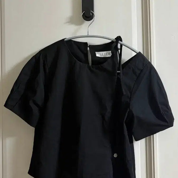 [BUNJANG] 틸아이다이 GRONNY Linen Cut-Out Blouse Black Free Size / 틸아이다이 GRONNY 그로니 린넨 컷아웃 블라우스 블랙 프리 (마지막에 착샷O)