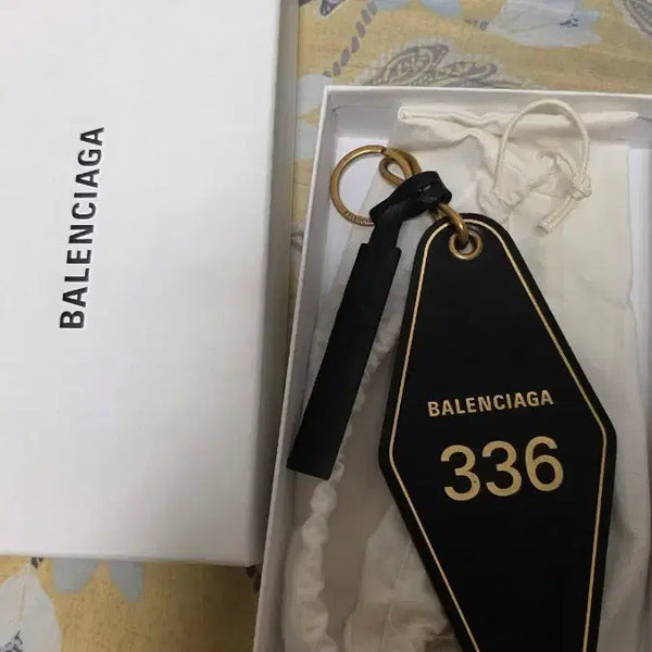 [BUNJANG] Balenciaga Hotel Keychain 336 Black / 발렌시아가 호텔 키링 336 블랙
