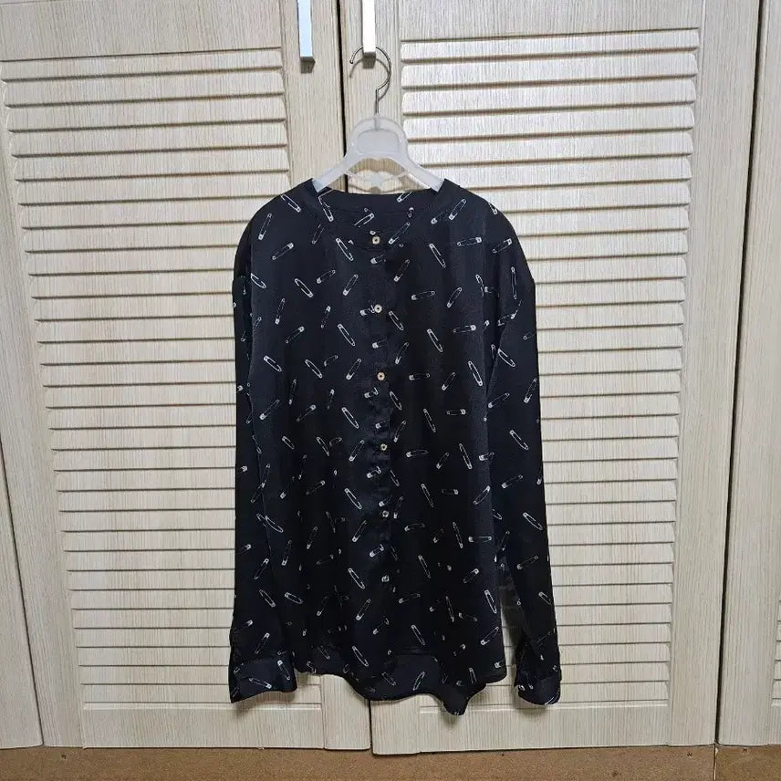 [BUNJANG] Juccy Couture Black Safety Pin Pattern Silky Blouse XS / 쥬시꾸뛰르 블랙 안전핀 패턴 실키 블라우스 XS