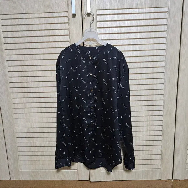 [BUNJANG] Juccy Couture Black Safety Pin Pattern Silky Blouse XS / 쥬시꾸뛰르 블랙 안전핀 패턴 실키 블라우스 XS