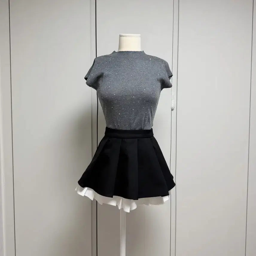 [BUNJANG] Premium Imported Two-Piece Set: Crystal Embellished Knit Top & Black Pleated Skirt / 고퀄수입의류) 큐빅 니트 + 블랙 배색 플리츠 스커트 세트