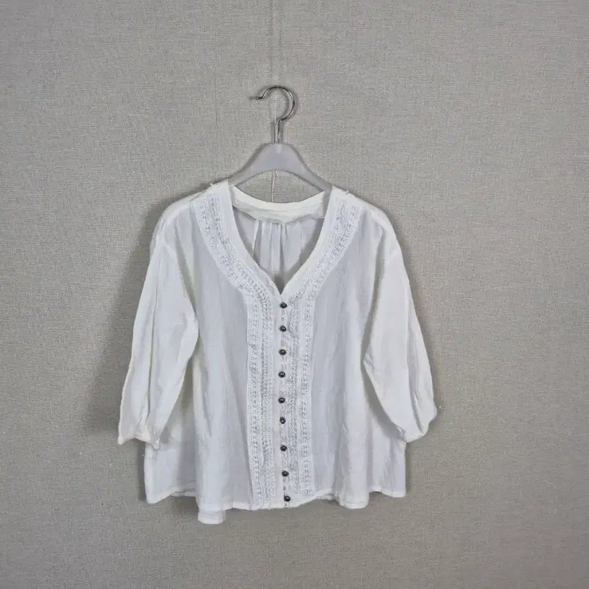 [BUNJANG] Cream White Lace Detail Metal Button Blouse / (#77,88추천)크림화이트 레이스장식 메탈단추 블라우스