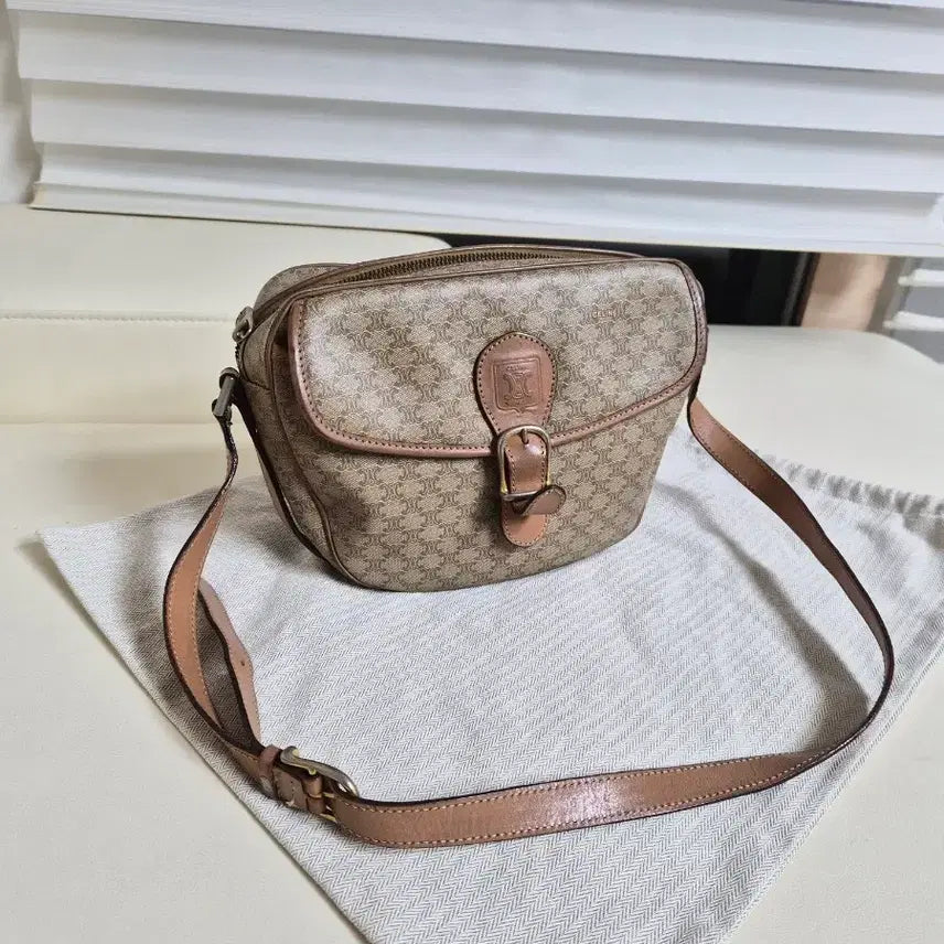 [BUNJANG] Celine Triomphe Canvas Shoulder Bag Brown / 셀린느 정품 트리오페 캔버스 숄더백 브라운