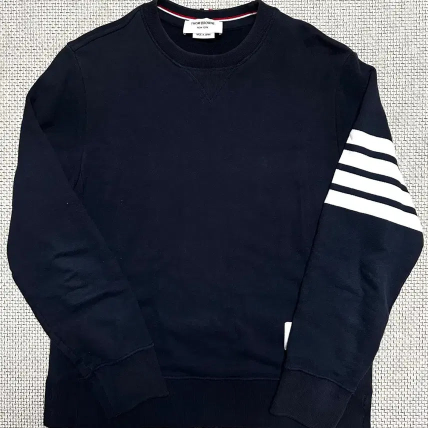 [BUNJANG] Thom Browne Striped Armband Navy Sweatshirt / [4/당일배송] 톰브라운 사선완장 네이비 맨투맨