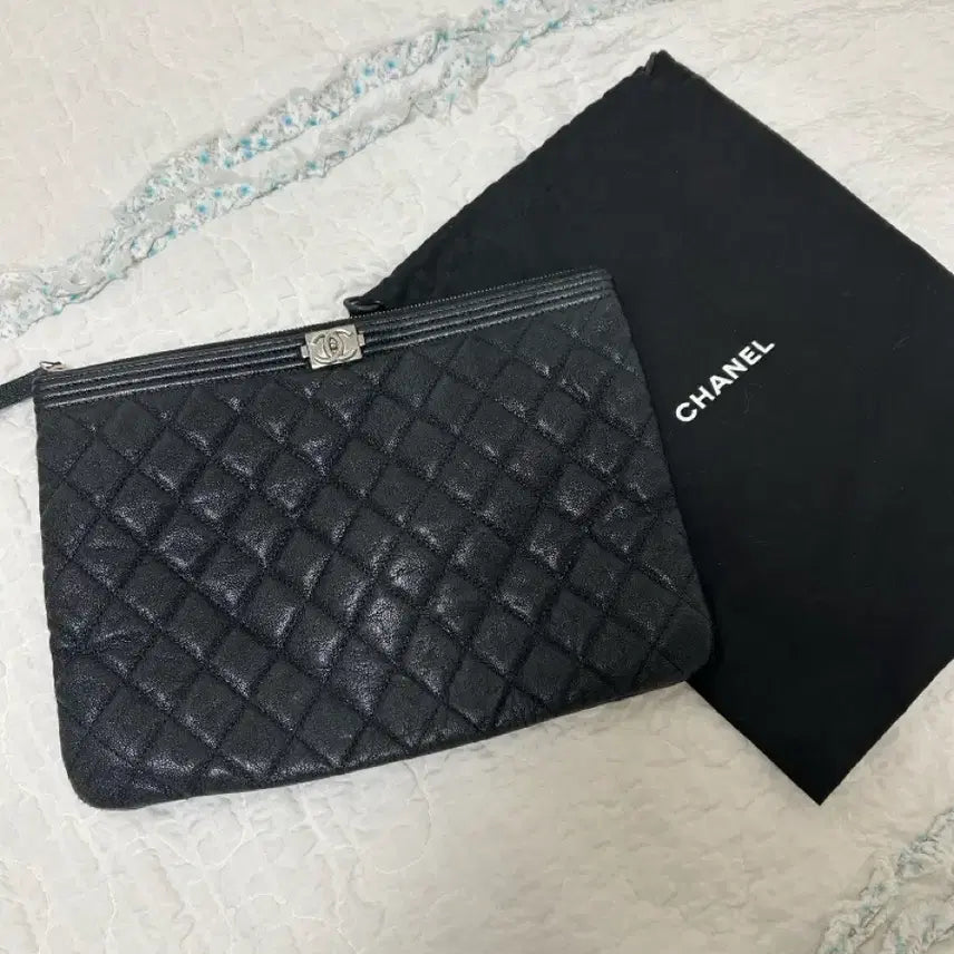 [BUNJANG] Chanel Boy New Medium Silver Clutch / 샤넬 보이 뉴미듐 실버 클러치