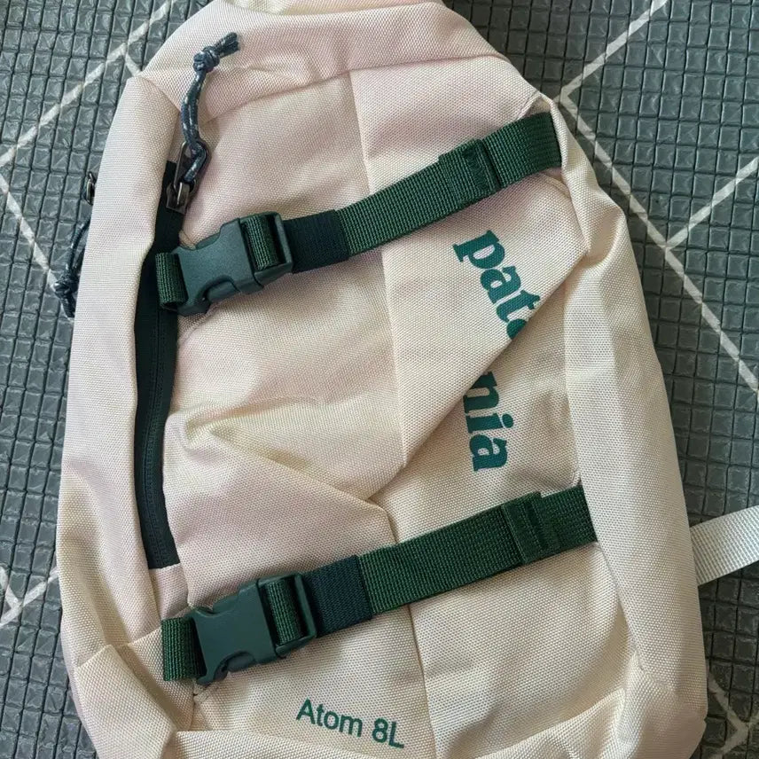 [BUNJANG] Patagonia Atom 8L Sling Bag Ivory / 새상품/ 파타고니아 아톰 8L 슬링백 아이보리