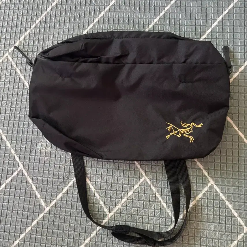 [BUNJANG] Arc'teryx Heliard Crossbody Bag Black / 새상품 /아크테릭스 헬리야드 크로스백 블랙