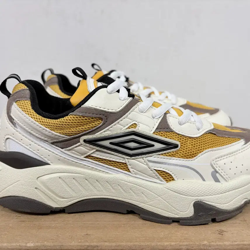 [BUNJANG] Umbro Women's Sneakers Size 240 / 엄브로 여성 운동화 240