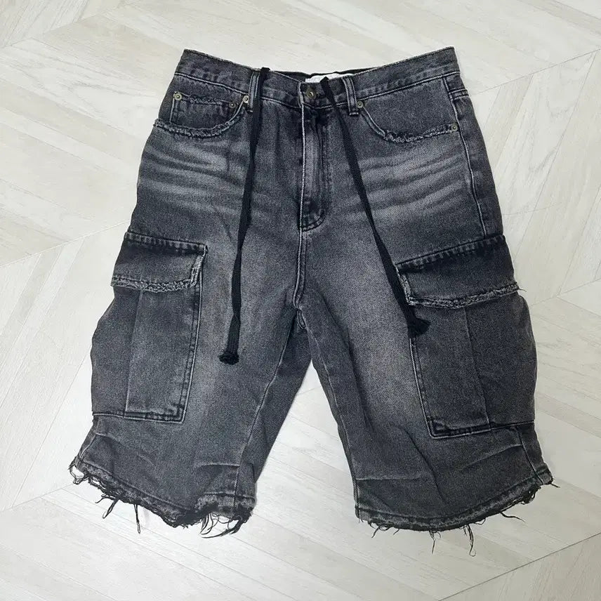 [BUNJANG] SEO Black Indigo Cargo Bermuda Shorts Size 2 / SEO 에스이오 흑청 카고 버뮤다 팬츠 사이즈 2