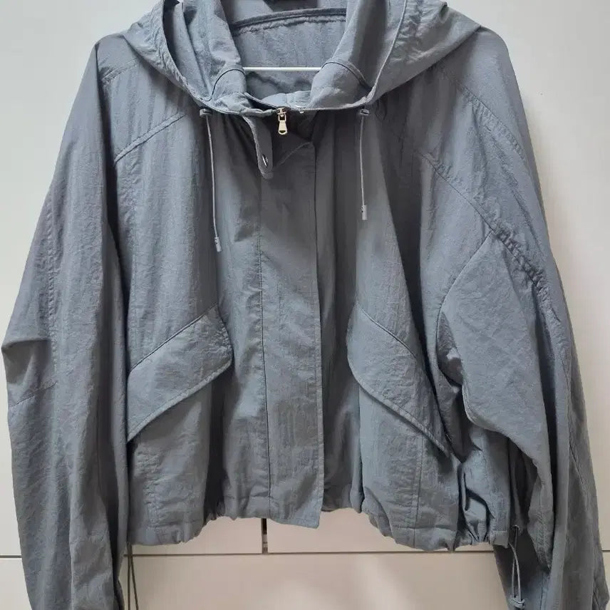 [BUNJANG] SISLEY Cropped String Detail Windbreaker Jumper / 시슬리(SISLEY)의 크롭 스트링 디테일 바람막이 점퍼