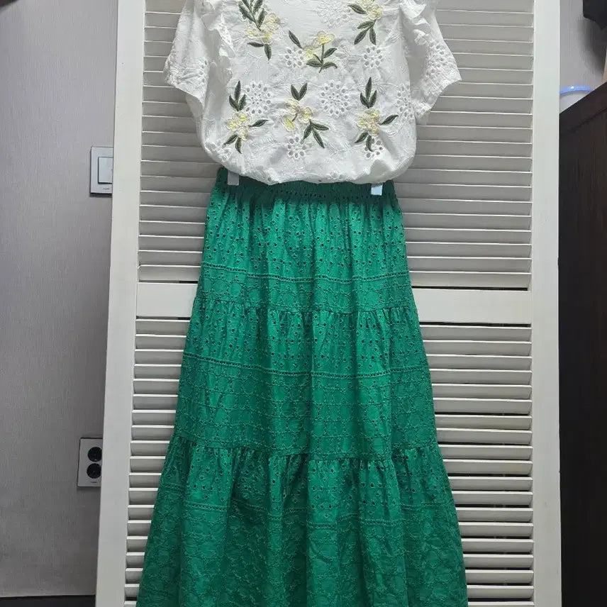 [BUNJANG] Punch Embroidery Blouse / 펀칭 자수 블라우스