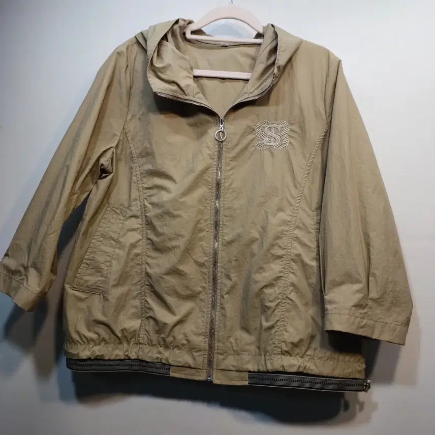[BUNJANG] Beige Hooded Windbreaker Jacket Size 100 / 베이지 후드 바람막이 자켓100사이즈  68024