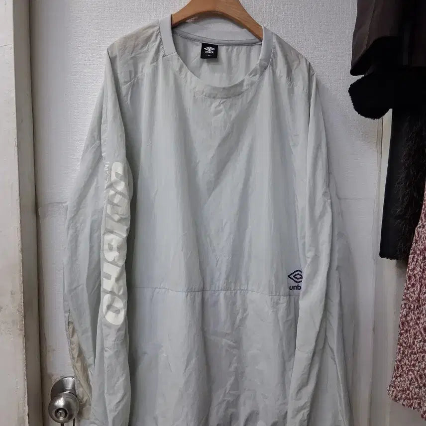 [BUNJANG] Umbro Sweatshirt Light Gray Size 110 / 엄브로 맨투맨 라이트그레이 110
