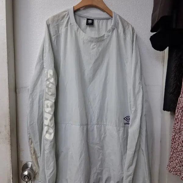 [BUNJANG] Umbro Sweatshirt Light Gray Size 110 / 엄브로 맨투맨 라이트그레이 110