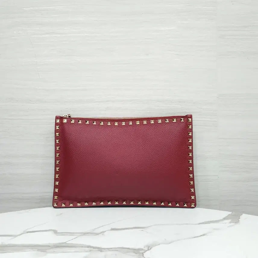 [BUNJANG] Valentino Rockstud Pebbled Leather Clutch Bag Burgundy / 발렌티노 락스터드 페블 가죽 클러치백 버건디