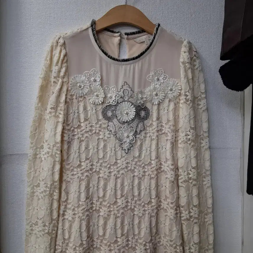 [BUNJANG] Egoist Lace Flower Blouse Size 55 / 에고이스트  레이스 플라워 장식 블라우스 55