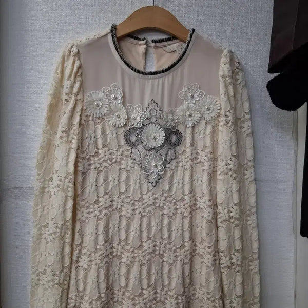 [BUNJANG] Egoist Lace Flower Blouse Size 55 / 에고이스트  레이스 플라워 장식 블라우스 55