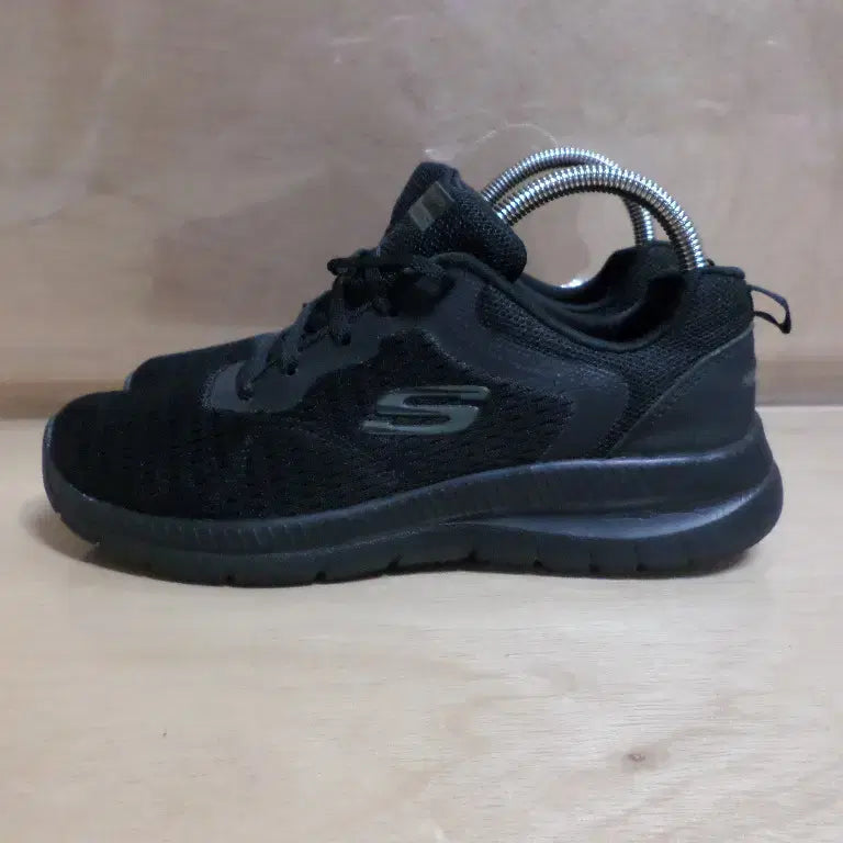 [BUNJANG] Skechers Lightweight Black Sneakers / 후루룩구제2 여250 스케쳐스 라이트웨이트 블랙 운동화 260824
