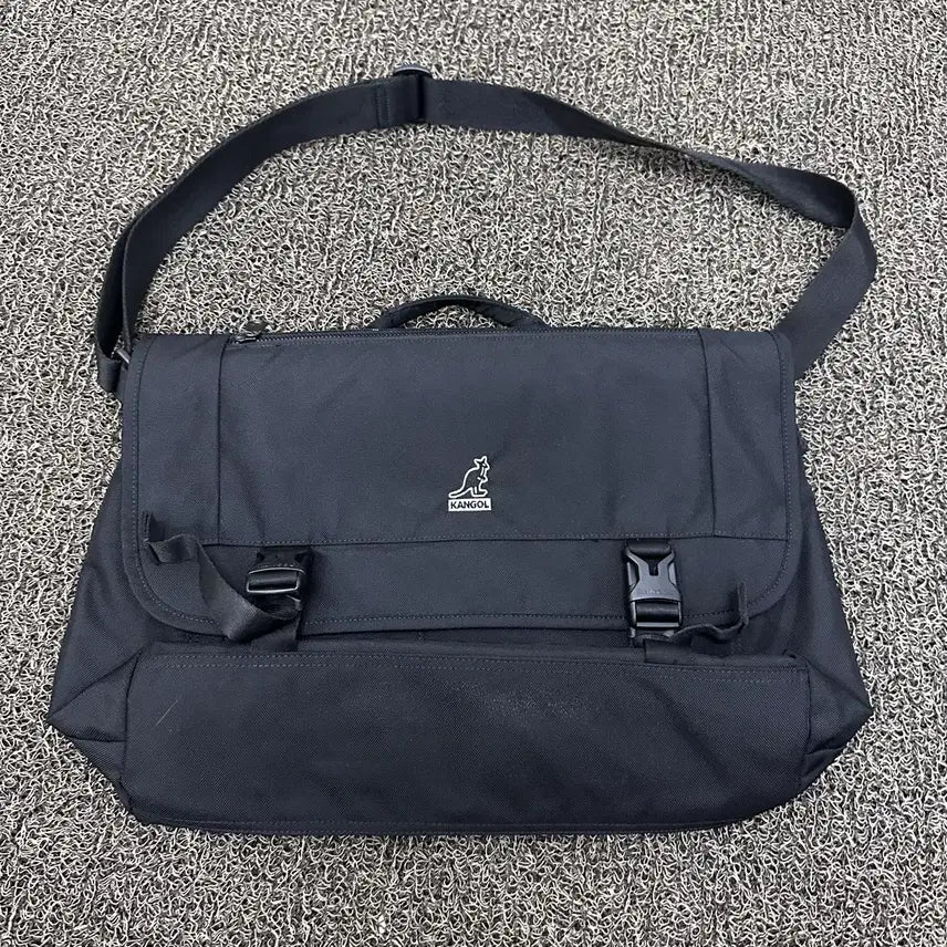 [BUNJANG] Kangol Crossbody Messenger Bag Black / 캉골 크로스백 메신저백 가방 블랙