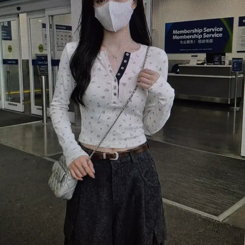 [BUNJANG] White Flower Pattern Long Sleeve Crop Top / (해외배송)화이트 플라워 패턴 긴팔 크롭티
