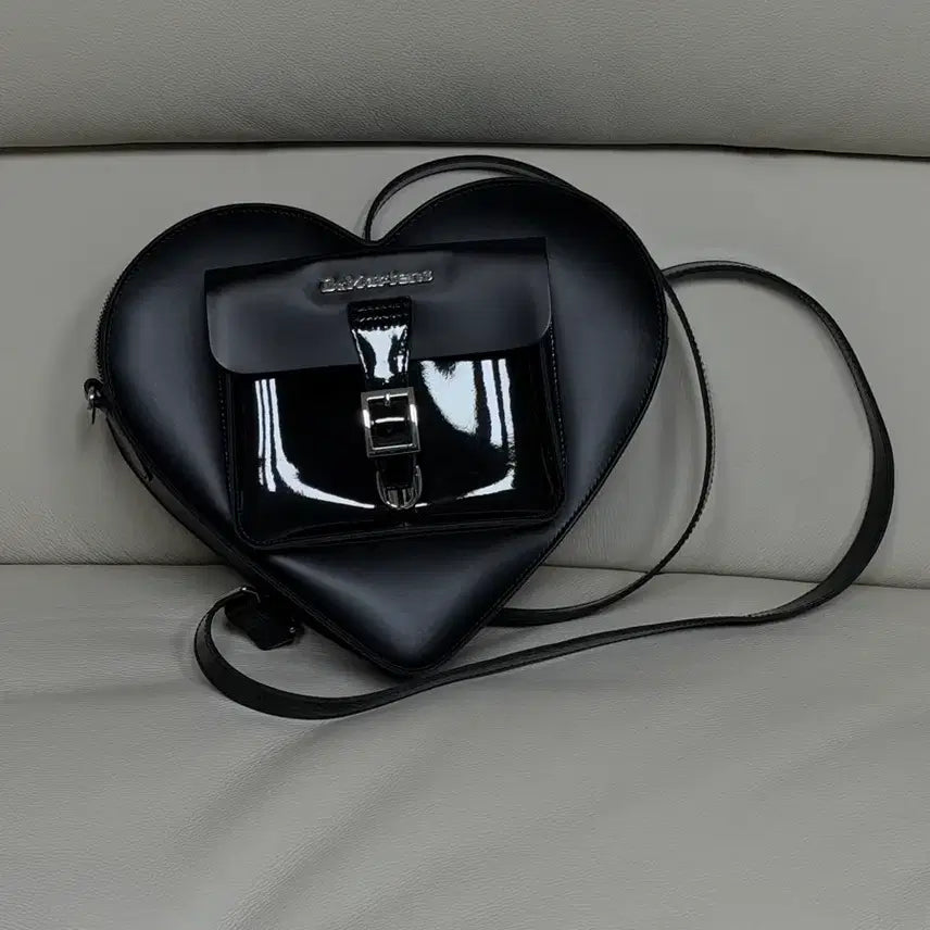 [BUNJANG] Dr. Martens Heart Backpack Black / 닥터마틴 하트 백팩