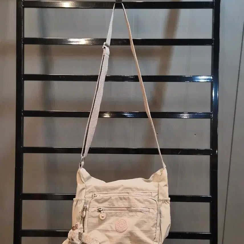 [BUNJANG] Kipling Beige Nylon Crossbody Shoulder Bag with Monkey Keychain / [30x20] 키플링 KIPLING 베이지 나일론 크로스백 숄더백 (원숭이키링 포함) 3.5