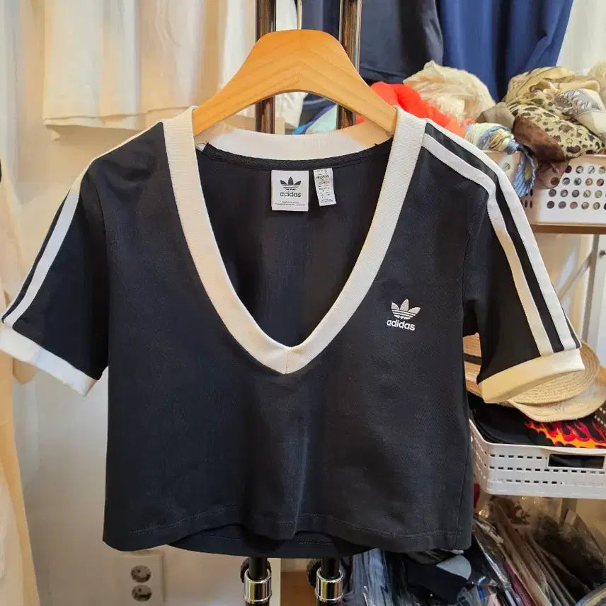 [BUNJANG] Adidas Cropped T-Shirt Black (S) / 아디다스 크롭 티셔츠((S)