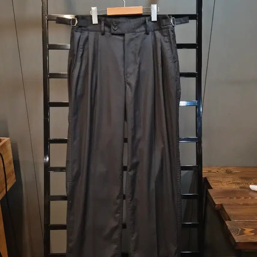[BUNJANG] Another Office Two-Tuck Side Adjuster Wide Slacks Charcoal / [02/M] 어나더 오피스 ANOTHER OFFICE 투턱 사이드 어저스터 와이드 슬랙스 차콜 8.9