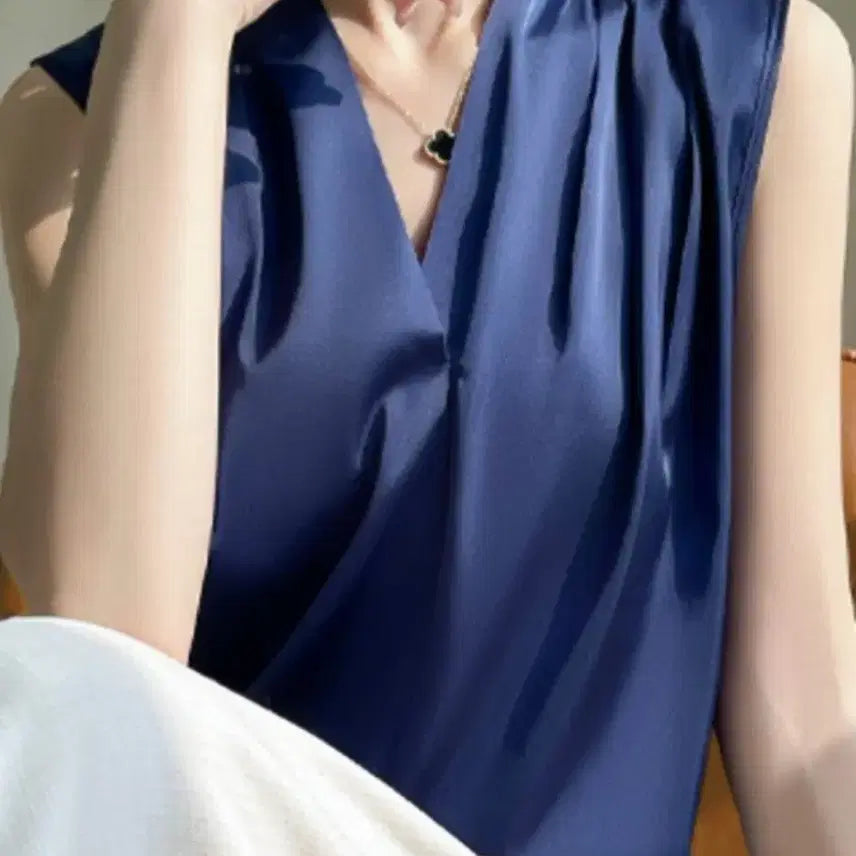 [BUNJANG] Satin Navy V-Neck Sleeveless Blouse - New Arrival / 샤틴 네이비 브이넥 민소매 블라우스 새제품