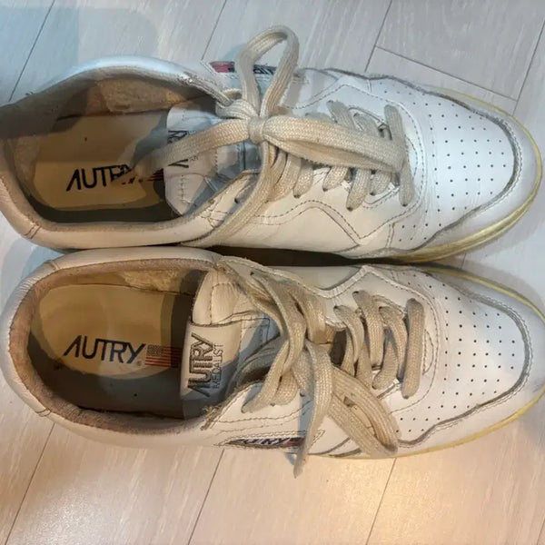 [BUNJANG] Autry Medalist Low Leather Sneakers White / 오트리메달리스트 로우 레더 스니커즈 화이트