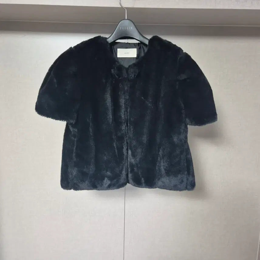 [BUNJANG] ondo Eco-Fur Black Short-Sleeve Jacket / 프리)ondo 에코퍼 블랙 반팔 쟈켓 온도