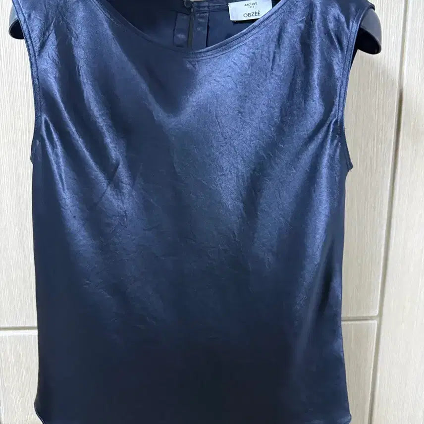 [BUNJANG] Obzee Navy Satin Sleeveless Top / 한섬 오브제 네이비 새틴 슬리브리스 탑