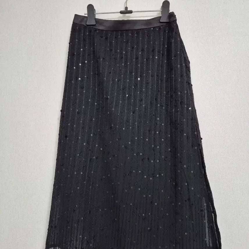 [BUNJANG] Black Midi Skirt with Sequins and Side Slit / 블랙 미디 스커트