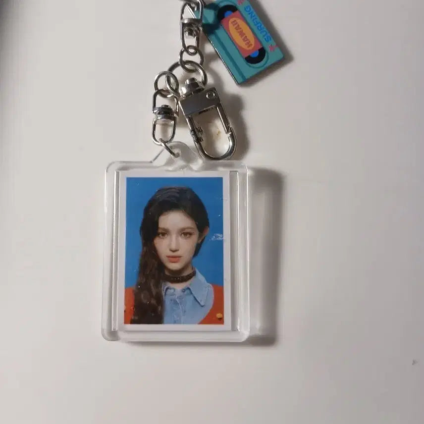 [BUNJANG] NewJeans Danielle Cassette Tape Keychain / 뉴진스 다니엘 사진