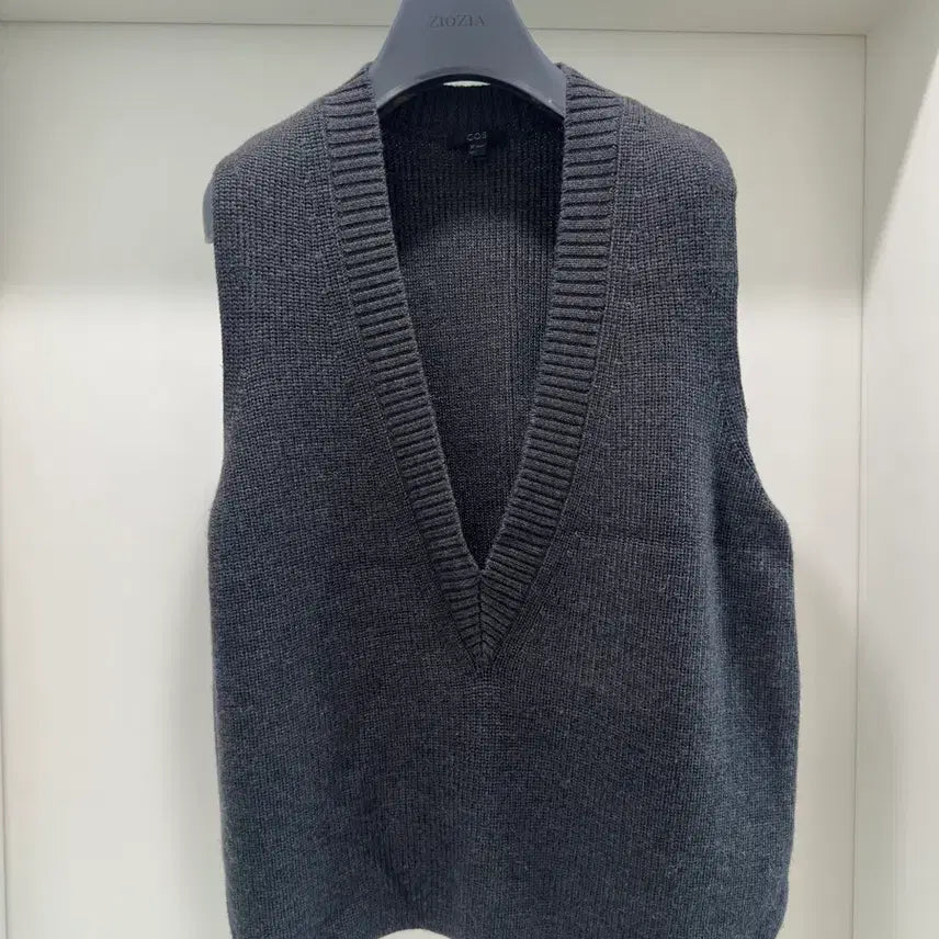 [BUNJANG] COS Charcoal Melange Grey Knit Vest / COS  니트베스트 차콜멜란지그레이 칼라입니다