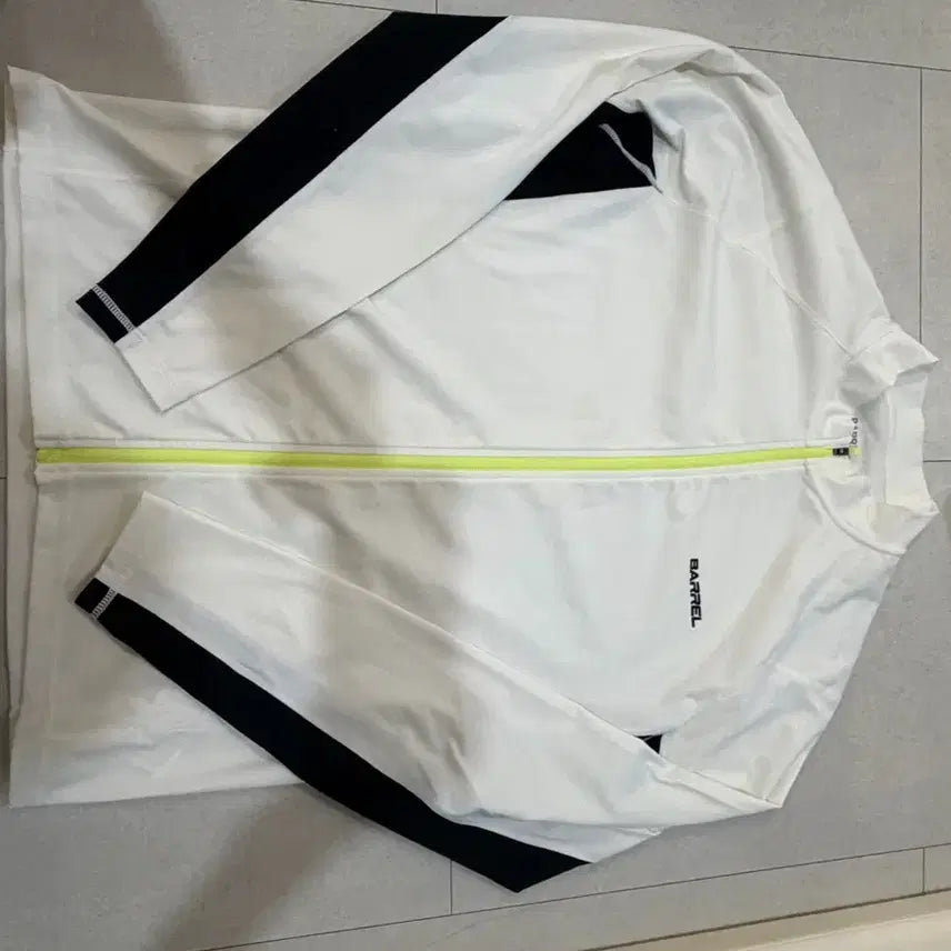 [BUNJANG] Barrel Men's Rashguard Top XL / 배럴 남자 래시가드 상의xl 2회착 오염있음 택포