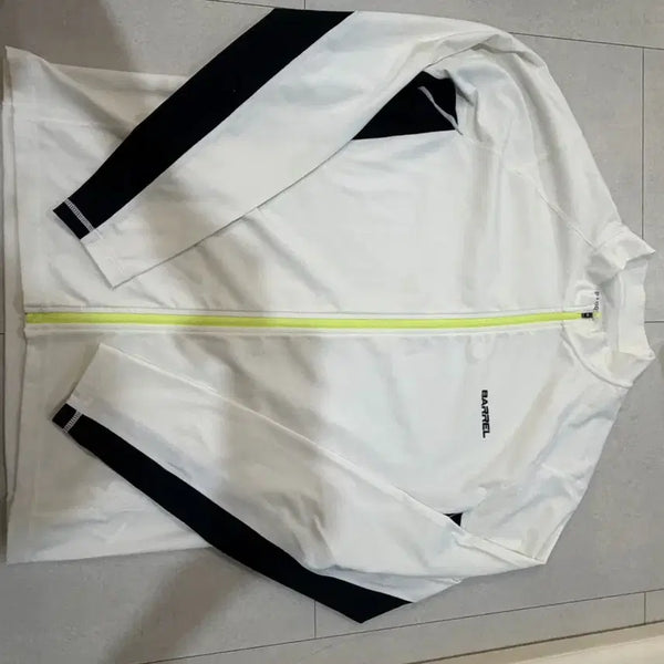 [BUNJANG] Barrel Men's Rashguard Top XL / 배럴 남자 래시가드 상의xl 2회착 오염있음 택포