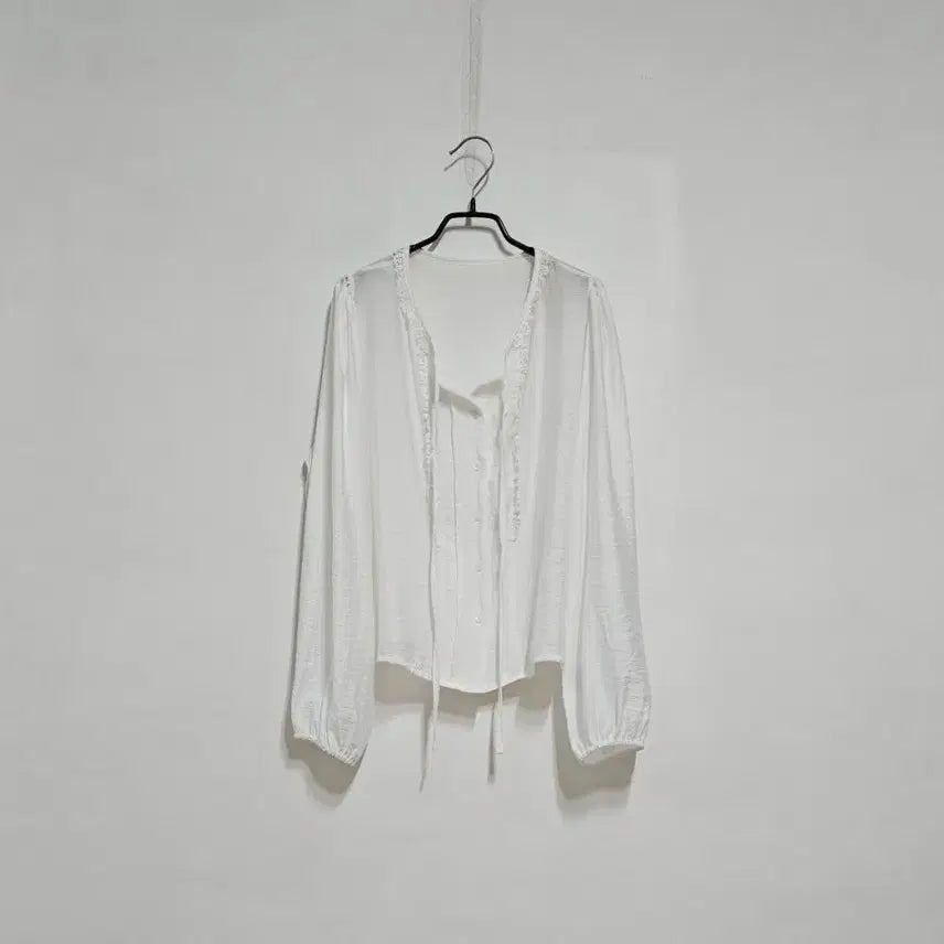 [BUNJANG] Lirrin Pintuck Lace String Blouse / 리린 핀턱레이스 끈블라우스