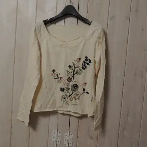 [BUNJANG] Beaded Embroidered T-Shirt / 비즈랑 자수 예쁜 티셔츠