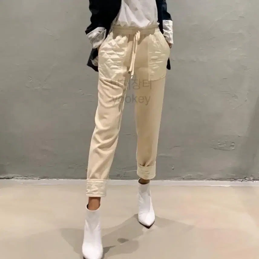 [BUNJANG] BROUHAHA Quilting Pocket Cargo Pants Beige / 부루하하 BROUHAHA 퀼팅 포켓 카고 팬츠 베이지 밴딩 바지 스웻팬츠 조거팬츠 새틴배색