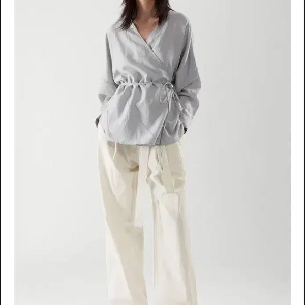 [BUNJANG] COS V-Neck Linen Blouse / COS 코스 브이넥 린넨 블라우스