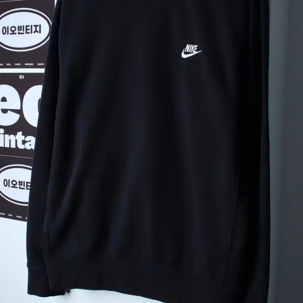 [BUNJANG] Nike Small Logo Fleece Sweatshirt Black / (M-L) 나이키 맨투맨 티셔츠 스몰로고 기모 블랙 올드스쿨-H37177