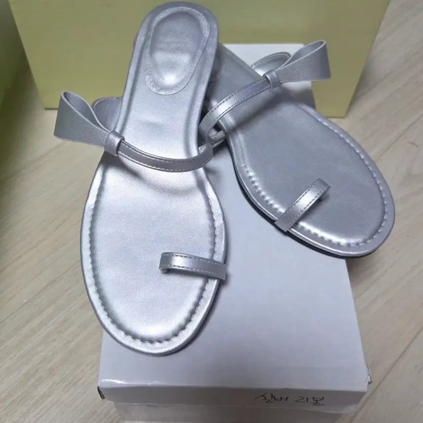 [BUNJANG] Silver Ribbon Strap Sandals Flip-flops / 새상품 실버 리본 스트랩 샌들 쪼리 슬리퍼