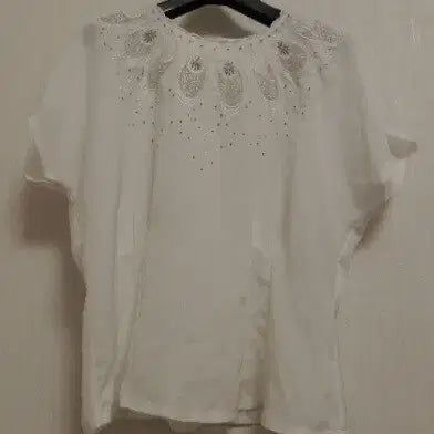 [BUNJANG] Vintage Embroidered Neckline Blouse / 네크라인 자수 아름다운 빈티지 블라우스 / 반품 53cm