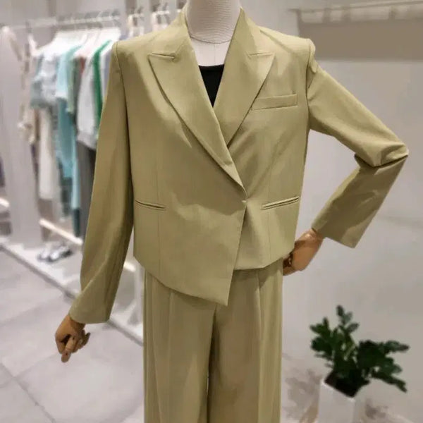 [BUNJANG] It Misha 2022 Asymmetrical Front Crop Jacket / 22' 잇미샤) 언발 프론트 크롭자켓